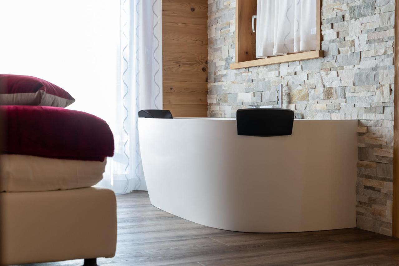 Chalet Imbosc'ché - B&B in beautiful surroundings Livigno Extérieur photo